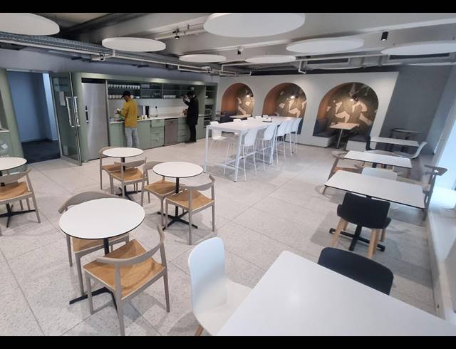1,133.10M² OFFICE TO LET IN FORESHORE